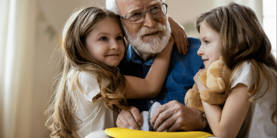 Grands-pères, la révolution de la tendresse : « Je suis beaucoup plus grand-père poule que père poule »
