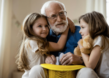 Grands-pères, la révolution de la tendresse : « Je suis beaucoup plus grand-père poule que père poule »